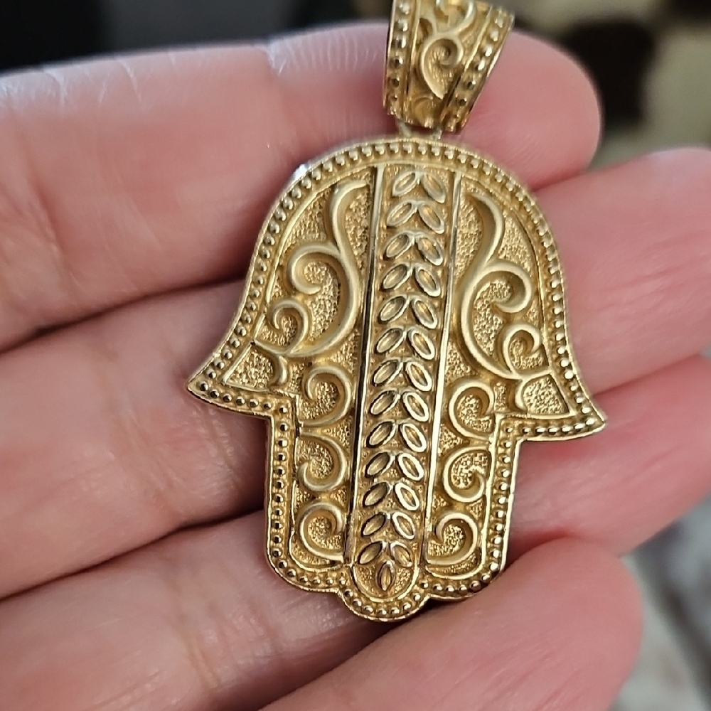 Elegant Gold Hamsa Pendant Necklace